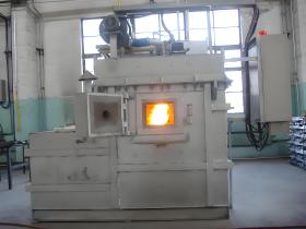 为什么连续铸轧工艺需要配备超大容量的熔炼保温炉?